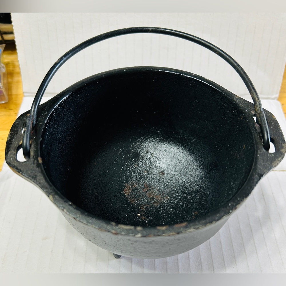Cast iron cauldron, vintage, no name on it. Very good used condition. - Picture 7 of 7